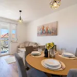 2 Bedroom Lovely Apartment In Zadar 아파트 *