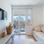 아파트 2 Bedroom Lovely Apartment In Zadar 자다르