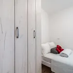 2 Bedroom Lovely Apartment In Zadar 자다르
