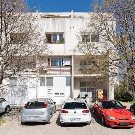 2 Bedroom Lovely Apartment In Zadar 아파트 *
